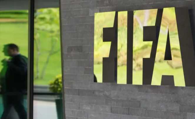 FIFA prezidenti Shavkat Mirziyoyevga familiyasi tushirilgan futbolka sovg‘a qildi